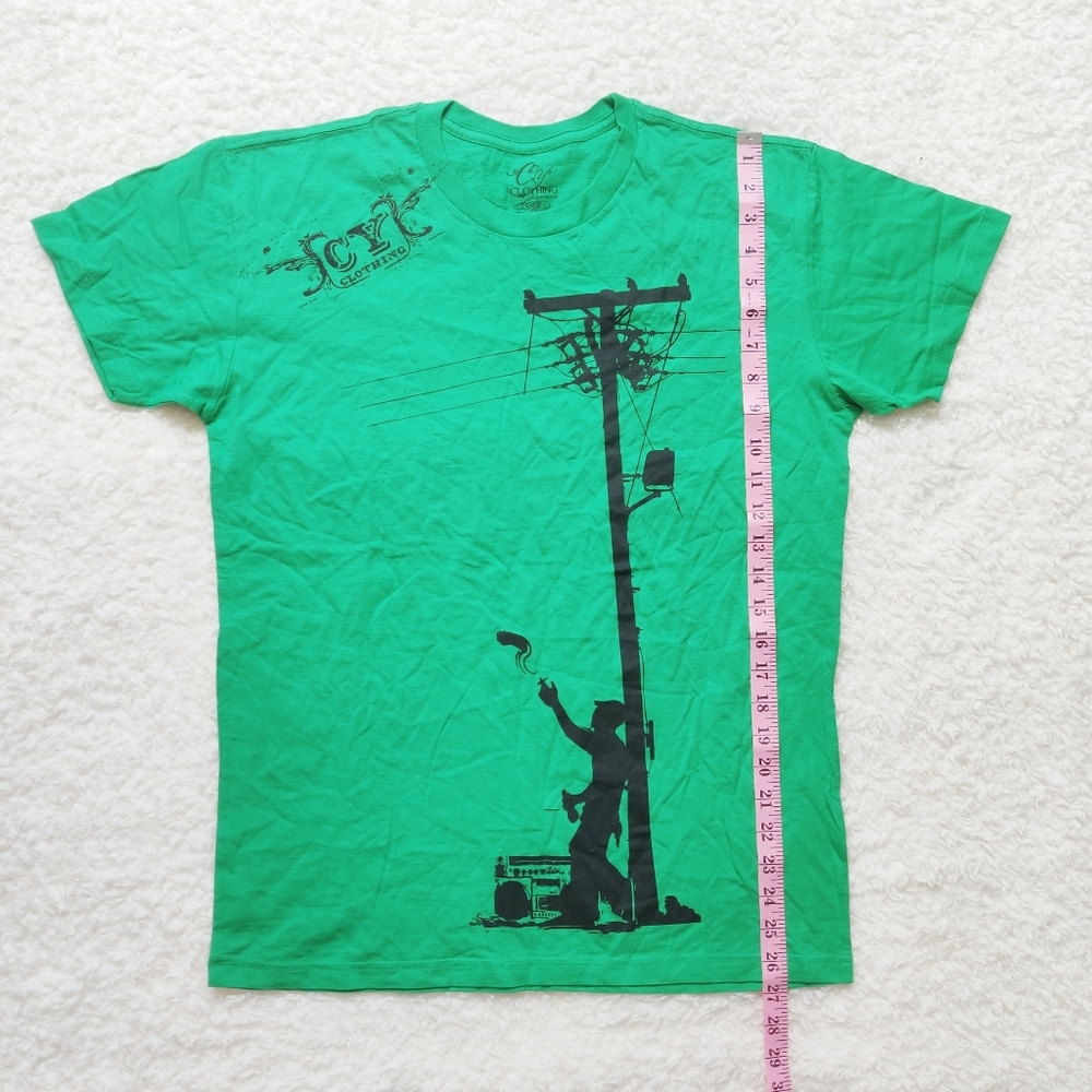 Graphic T-shirt. Size L